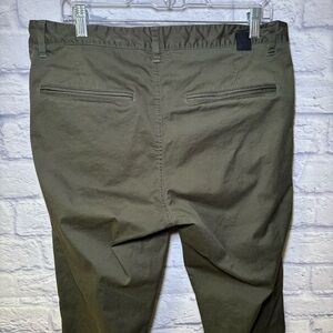 Vuori Collins Chino Two-Way Stretch Men's Olive Green Pants Size 34 X 30 (V433)